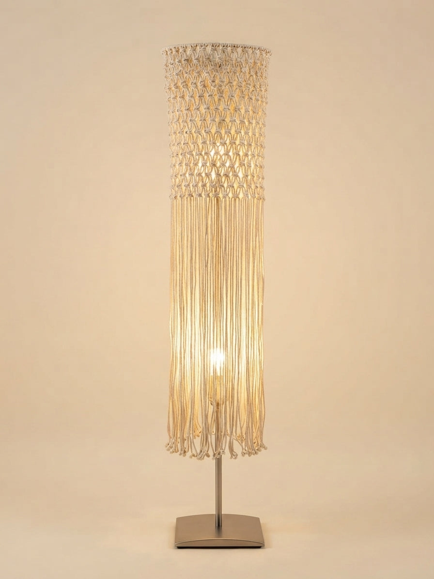 Lámpara de pie artesanal de macramé