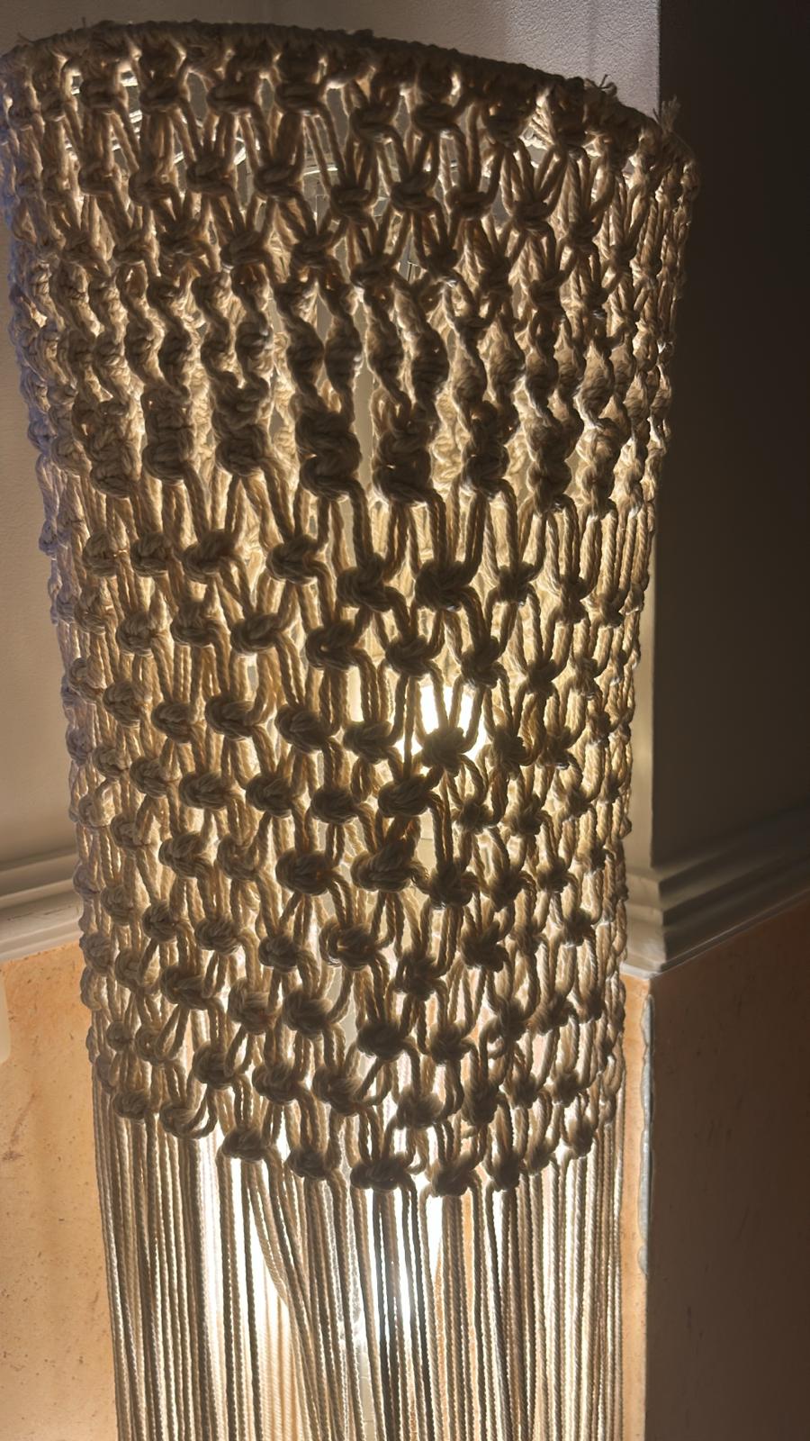 LAMPARA DE PIE BOHO DE MACRAMÉ